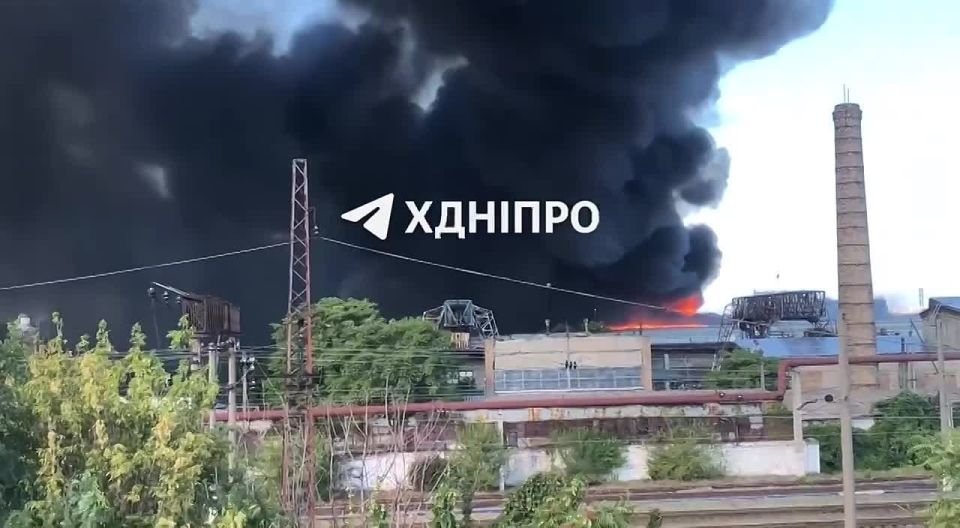 Юрий Котенок: В Днепропетровске до ночи так и не смогли потушить пожар на бывшем комбайновом заводе