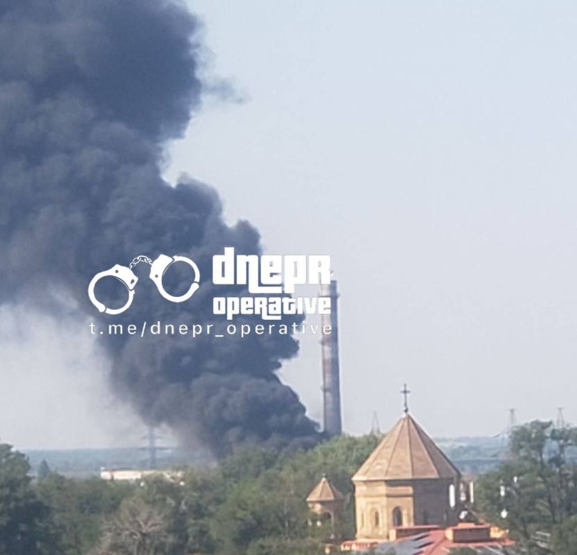 В Днепре на складах бывшего комбайнового завода начался пожар, а затем последовали взрывы В Днепре на складах бывшего комбайнового завода начался пожар, а затем последовали взрывы