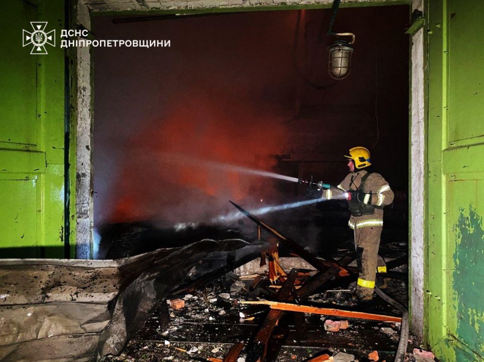 Украинское МЧС публикует фото из Днепропетровска, куда накануне прилетали российские "Герани" Украинское МЧС публикует фото из Днепропетровска, куда накануне прилетали российские "Герани"