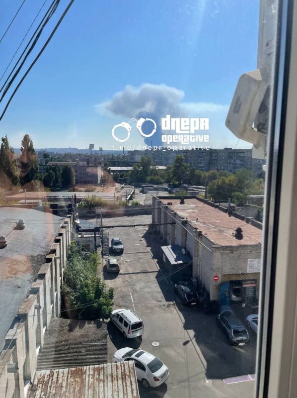 В Днепре на складах бывшего комбайнового завода начался пожар, а затем последовали взрывы В Днепре на складах бывшего комбайнового завода начался пожар, а затем последовали взрывы