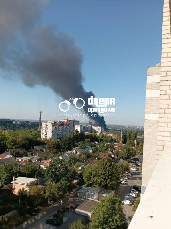 В Днепре на складах бывшего комбайнового завода начался пожар, а затем последовали взрывы В Днепре на складах бывшего комбайнового завода начался пожар, а затем последовали взрывы