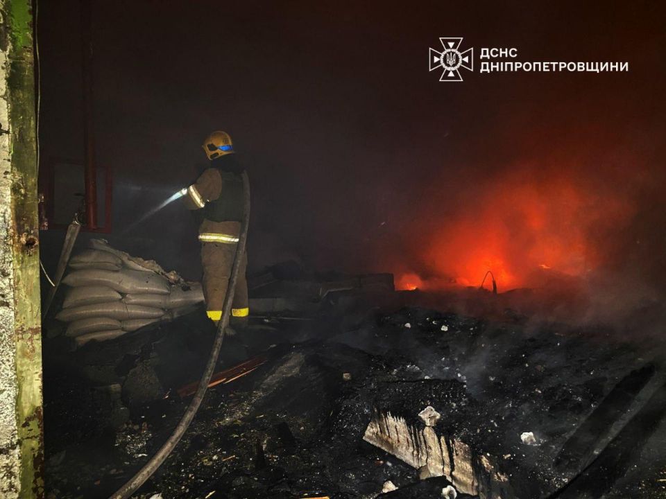 Украинское МЧС публикует фото из Днепропетровска, куда накануне прилетали российские "Герани" Украинское МЧС публикует фото из Днепропетровска, куда накануне прилетали российские "Герани"