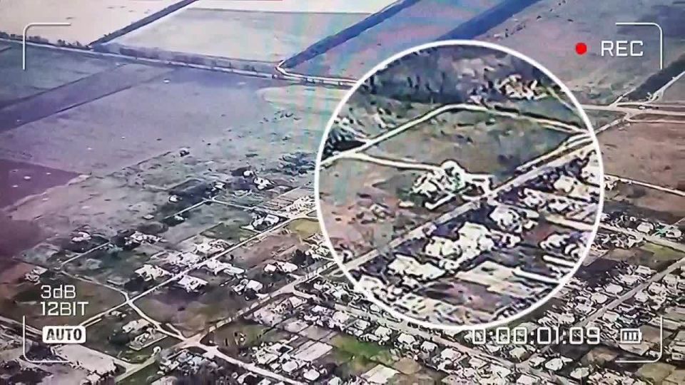 Херсонское направление.. н.п.Токаревка. Совместная работа артиллерии и расчёта БПЛа 18 ОА ГВ "Днепр" по точкам на правом берегу. Пункт управления БПЛа был уничтожен точным ударом