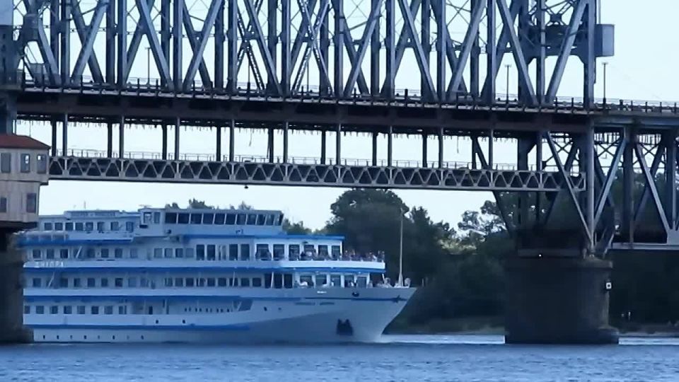 Предположительно, при ударе по Крюковскому мосту повреждён подъёмный механизм основного пролёта