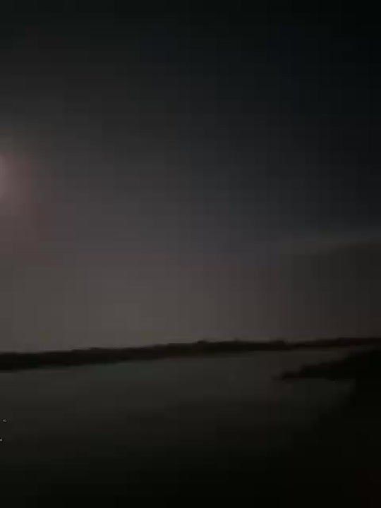 Российский ударный беспилотник "Герань" атаковал Крюковский мост в Кременчуге, сообщает мониторинговый канал "Хроники Гераней"