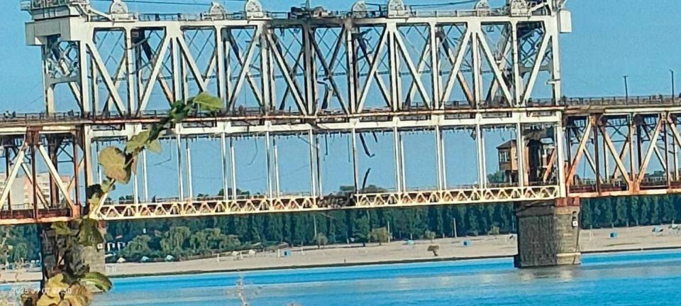 Удары "Гераней" по Крюковскому мосту через Днепр выглядят как пробный эксперимент, вроде того, что недавно проводили над мостом в Корабельном районе Херсона