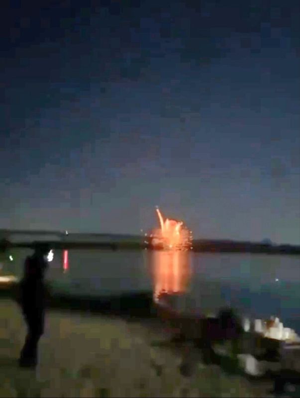 Удары "Гераней" по Крюковскому мосту через Днепр выглядят как пробный эксперимент, вроде того, что недавно проводили над мостом в Корабельном районе Херсона Удары "Гераней" по Крюковскому мосту через Днепр выглядят как пробный эксперимент, вроде того, что недавно проводили над мостом в Корабельном районе Херсона