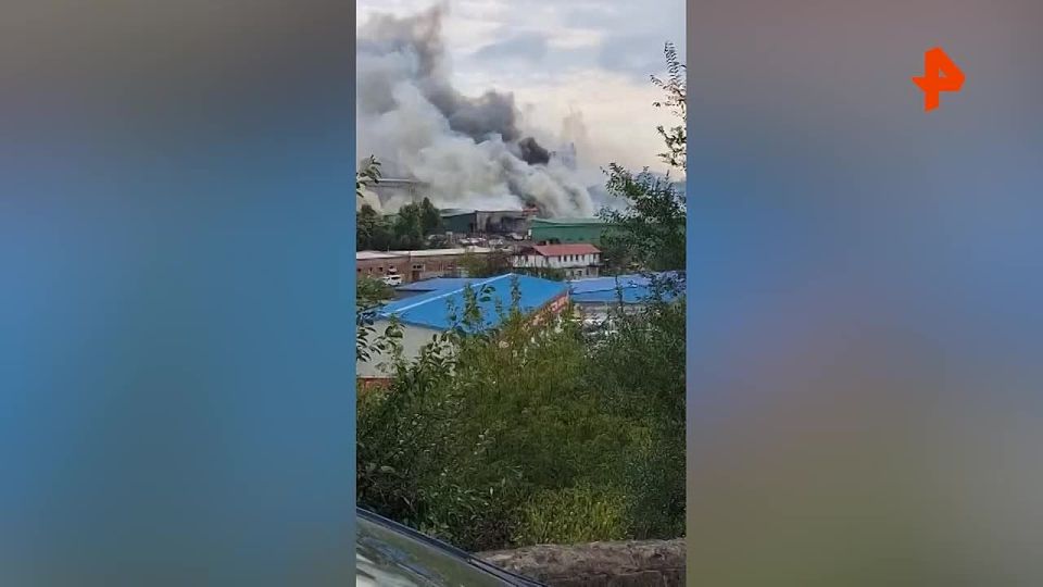 Склад стройматериалов горит во Владивостоке на площади 1 тыс