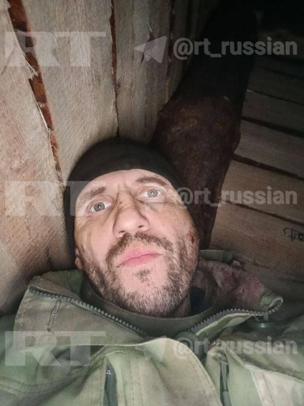 RT поговорил с тем самым бойцом с позывным Челентано, который восемь дней, тяжелораненый, почти без еды и воды удерживал с товарищами укреп