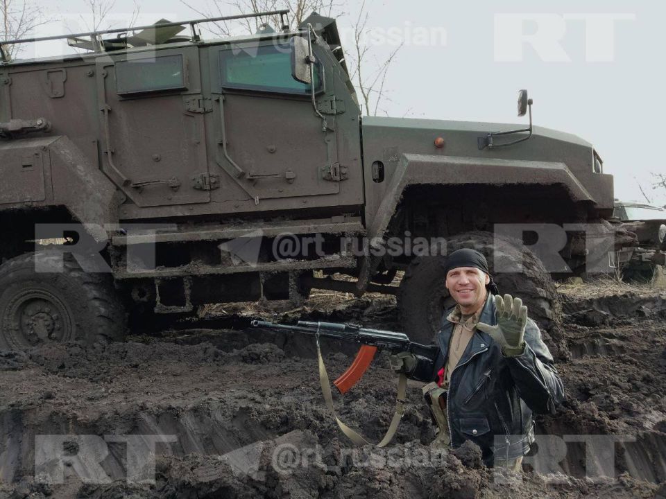 RT поговорил с тем самым бойцом с позывным Челентано, который восемь дней, тяжелораненый, почти без еды и воды удерживал с товарищами укреп RT поговорил с тем самым бойцом с позывным Челентано, который восемь дней, тяжелораненый, почти без еды и воды удерживал с товарищами укреп