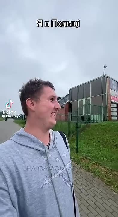 Сага о том, как украинский "херой" Европу покорял Это чучелко на первом видео радуется, что наконец ему удалось свалить из неньки и он на "благословенной" земле Польши