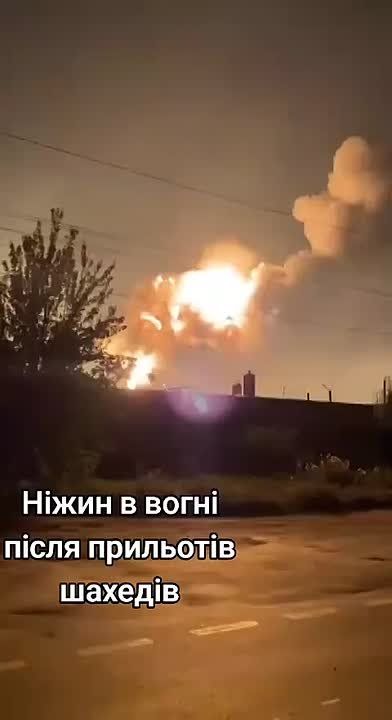 Кадры пожара после ударов "Гераней" по нефтебазе в Нежине Черниговской области