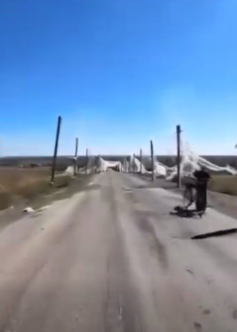 Инженерные сооружения ВСУ. Защитные сетки на дорогах Инженерные сооружения ВСУ. Защитные сетки на дорогах