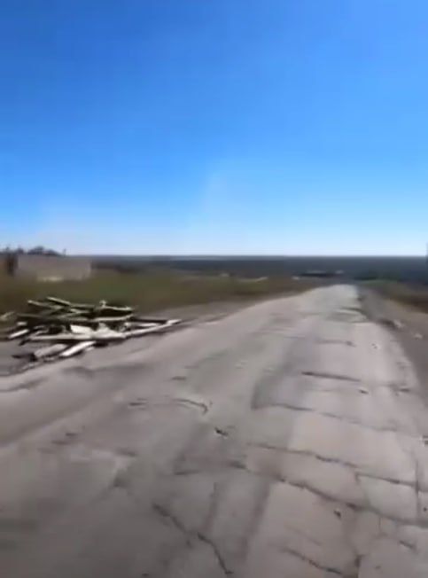 Инженерные сооружения ВСУ. Защитные сетки на дорогах Инженерные сооружения ВСУ. Защитные сетки на дорогах