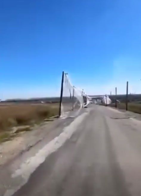 Инженерные сооружения ВСУ. Защитные сетки на дорогах Инженерные сооружения ВСУ. Защитные сетки на дорогах