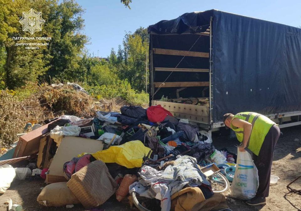 В Новокодацком районе водитель Renault выбросил кучу хлама прямо на обочине одной из улиц В Новокодацком районе водитель Renault выбросил кучу хлама прямо на обочине одной из улиц