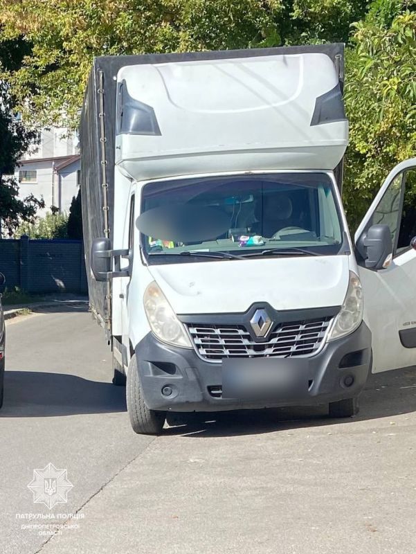 В Новокодацком районе водитель Renault выбросил кучу хлама прямо на обочине одной из улиц В Новокодацком районе водитель Renault выбросил кучу хлама прямо на обочине одной из улиц