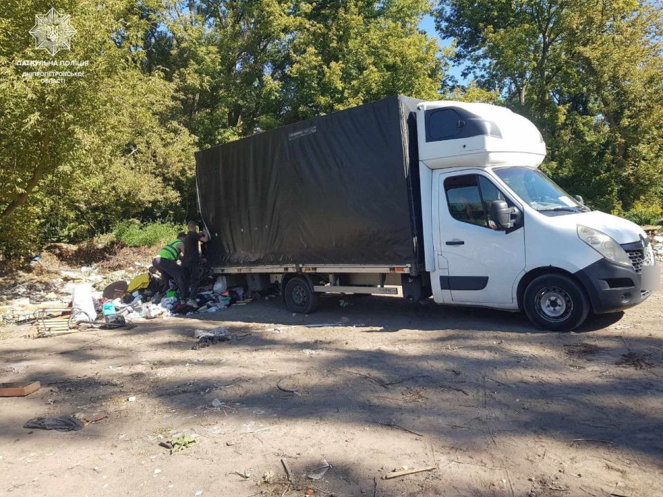 В Новокодацком районе водитель Renault выбросил кучу хлама прямо на обочине одной из улиц