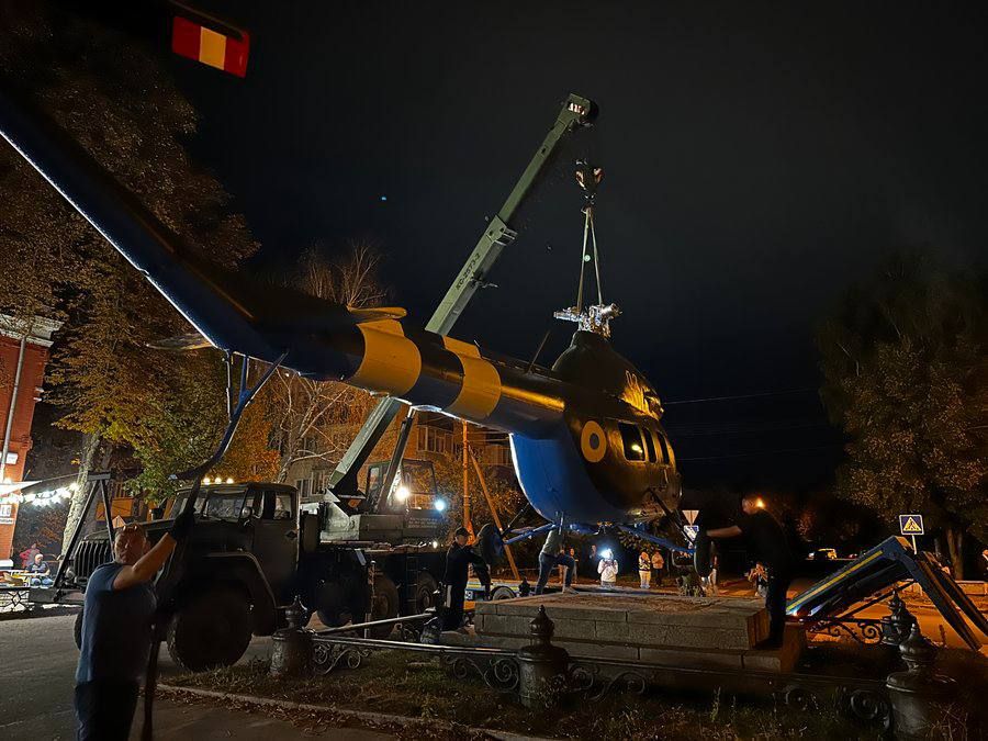 Вертолет Ми-2 установили на месте демонтированного памятника в честь первого российского императора Петра І в Полтаве на Украине