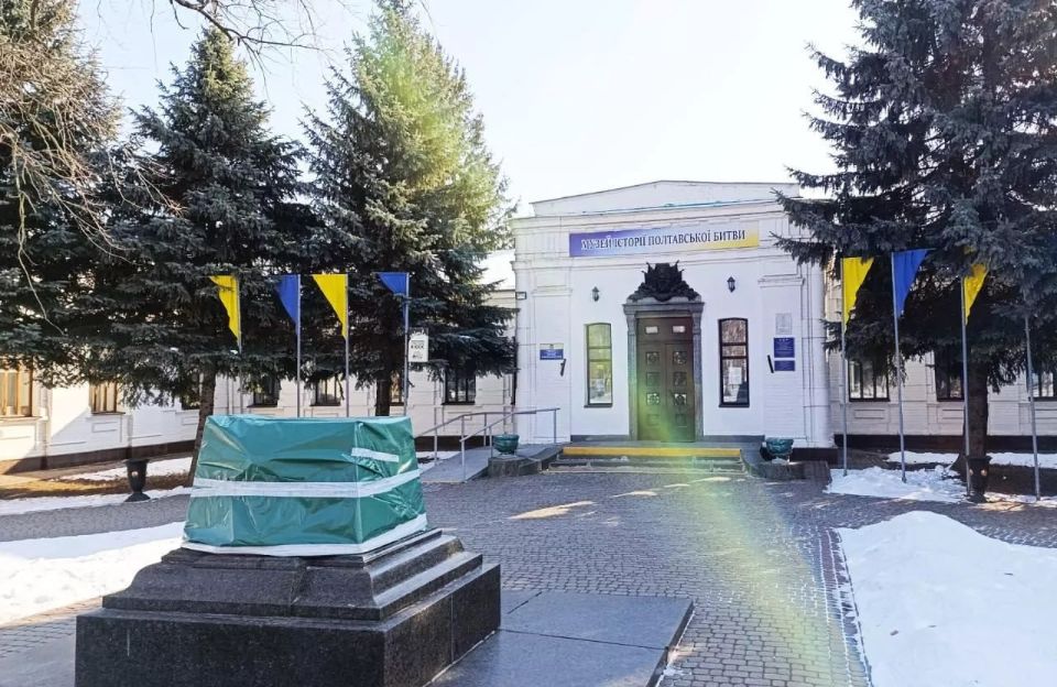 Вертолет Ми-2 установили на месте демонтированного памятника в честь первого российского императора Петра І в Полтаве на Украине Вертолет Ми-2 установили на месте демонтированного памятника в честь первого российского императора Петра І в Полтаве на Украине