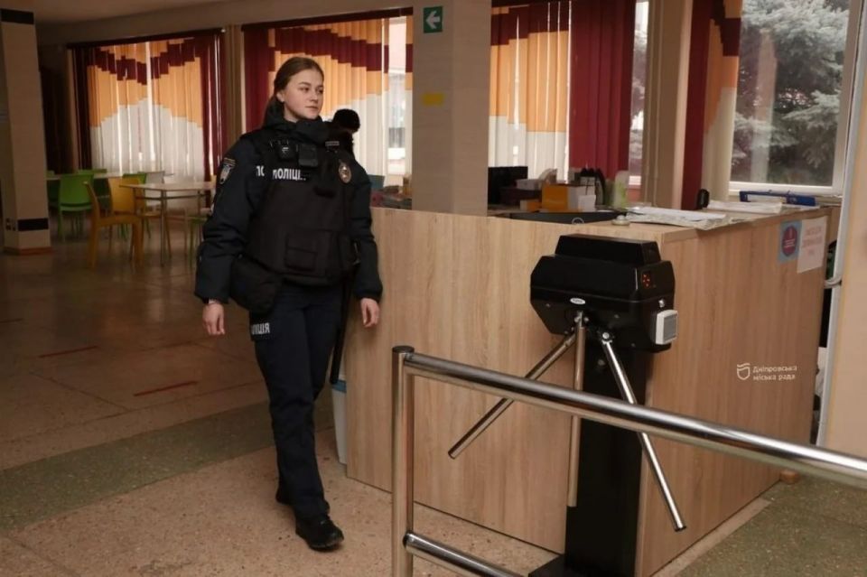 Вводятся новые ограничения на пребывание в школах