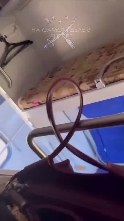 В поезде Днепр-Львов провокаторша прицепилась к совсем молодым людям, за то что они говорили на русском языке