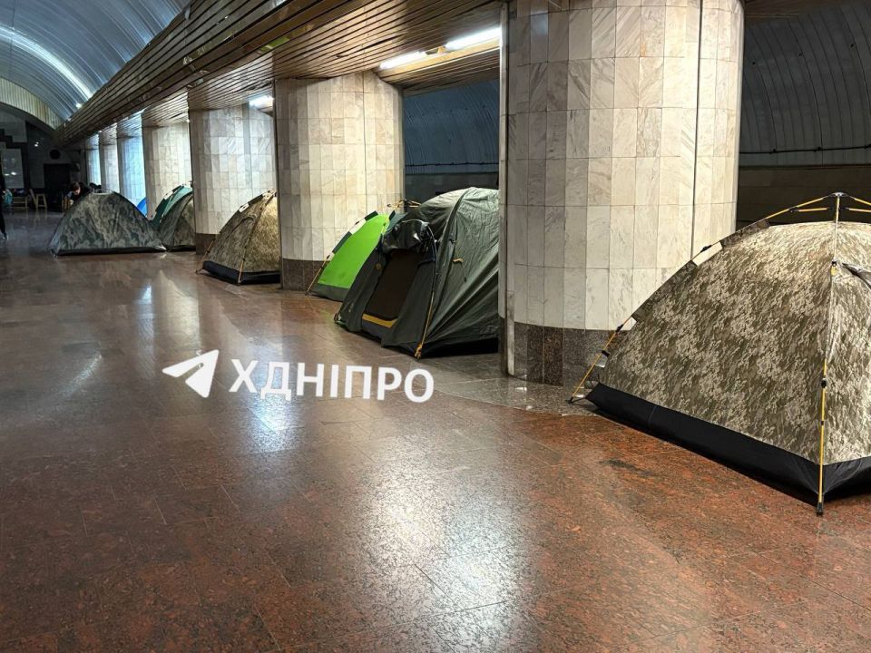 В Днепропетровске местные жители расставили палатки в метро для ночёвки