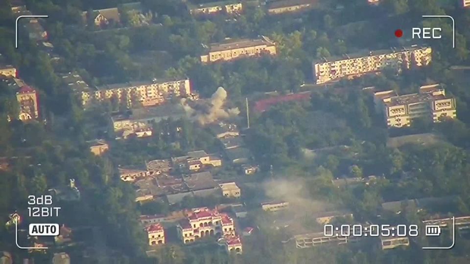 Херсонское направление.. Ну в принципе все без изменений. Идет работа по центральному и днепровскому р-н. Артиллерия шаг за шагом обрабатывает квадраты, наносит удары по запланированным целям