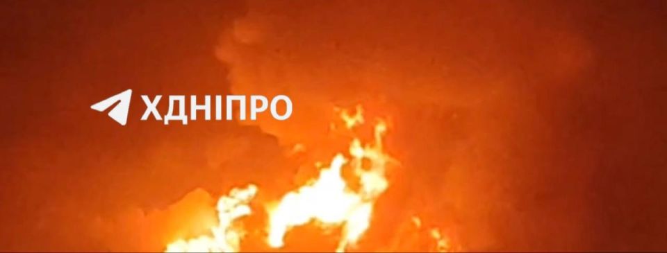 В Днепропетровске после налёта десятков дронов что-то сильно горит В Днепропетровске после налёта десятков дронов что-то сильно горит