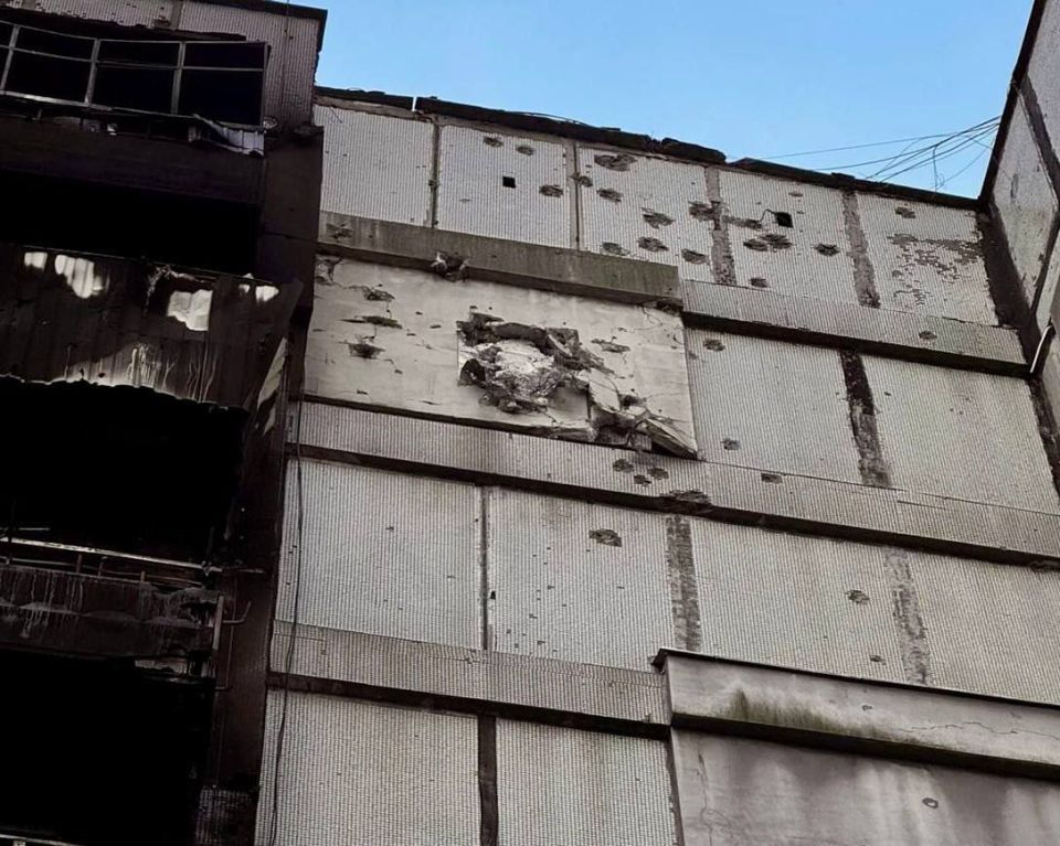 Андрей Руденко: Днепропетровск.. Судя по следам на фасаде многоквартирного дома, повреждения нанес маломощный боеприпас, начиненный поражающими Андрей Руденко: Днепропетровск.. Судя по следам на фасаде многоквартирного дома, повреждения нанес маломощный боеприпас, начиненный поражающими