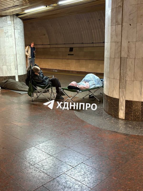 В Днепропетровске местные жители расставили палатки в метро для ночёвки В Днепропетровске местные жители расставили палатки в метро для ночёвки
