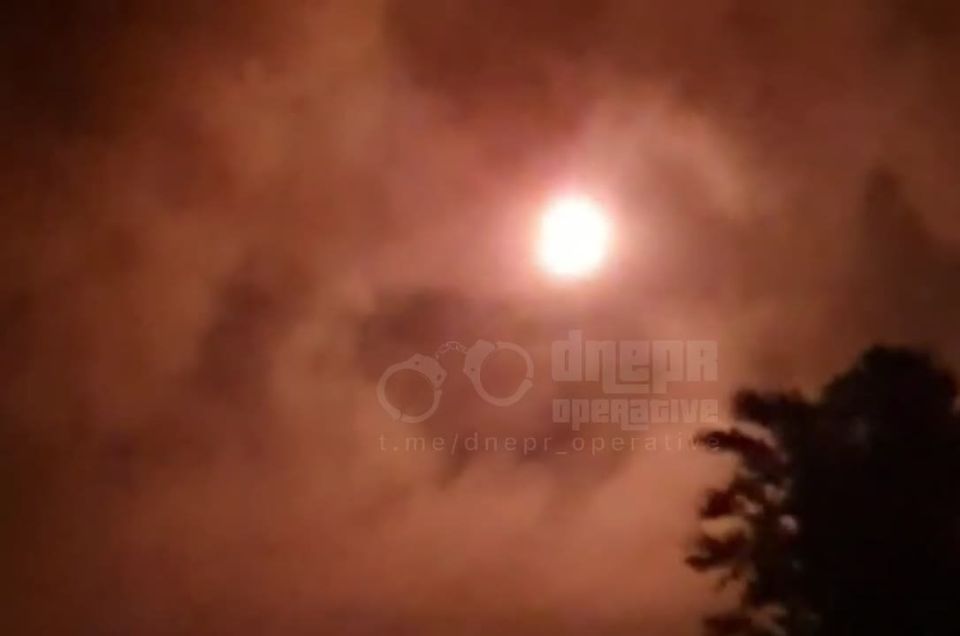 Работу укро ПВО сегодня показали местные паблики, "оборонци неба" как у них полагается, сбивают ракеты и дроны над жилыми массивами