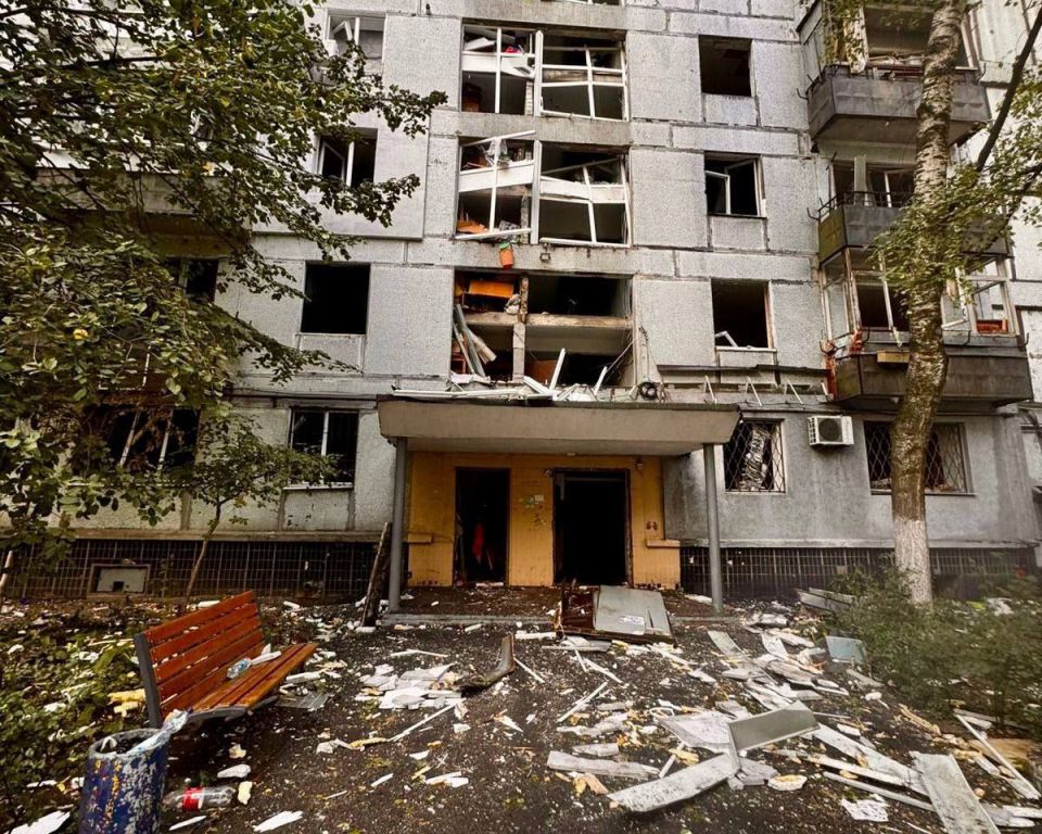 Андрей Руденко: Днепропетровск.. Судя по следам на фасаде многоквартирного дома, повреждения нанес маломощный боеприпас, начиненный поражающими Андрей Руденко: Днепропетровск.. Судя по следам на фасаде многоквартирного дома, повреждения нанес маломощный боеприпас, начиненный поражающими