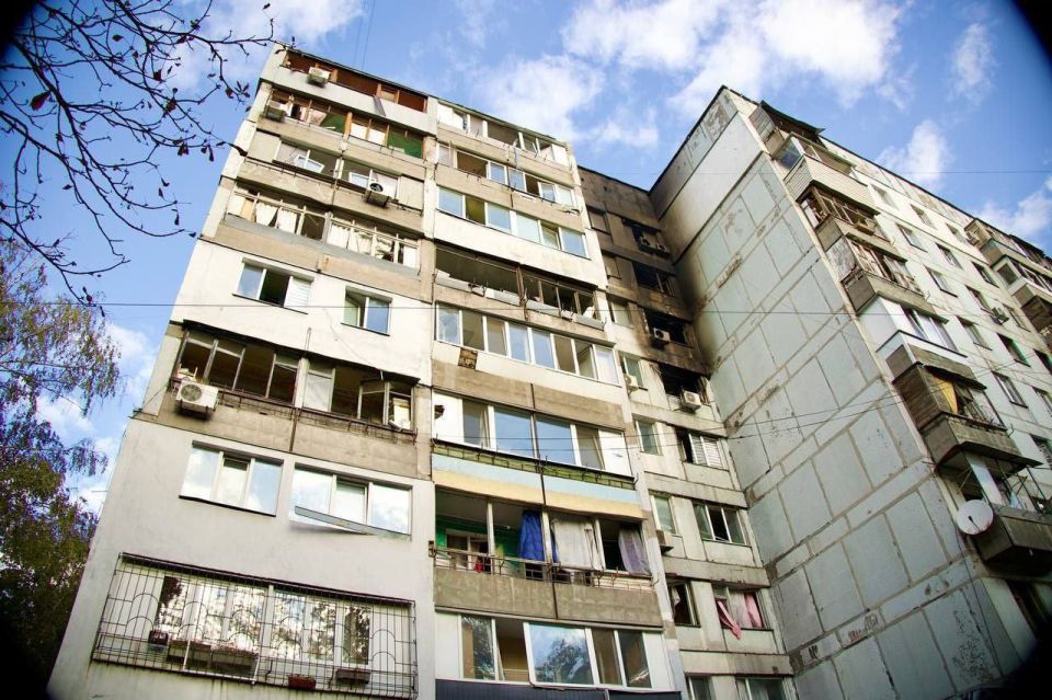 Андрей Руденко: Днепропетровск.. Судя по следам на фасаде многоквартирного дома, повреждения нанес маломощный боеприпас, начиненный поражающими Андрей Руденко: Днепропетровск.. Судя по следам на фасаде многоквартирного дома, повреждения нанес маломощный боеприпас, начиненный поражающими