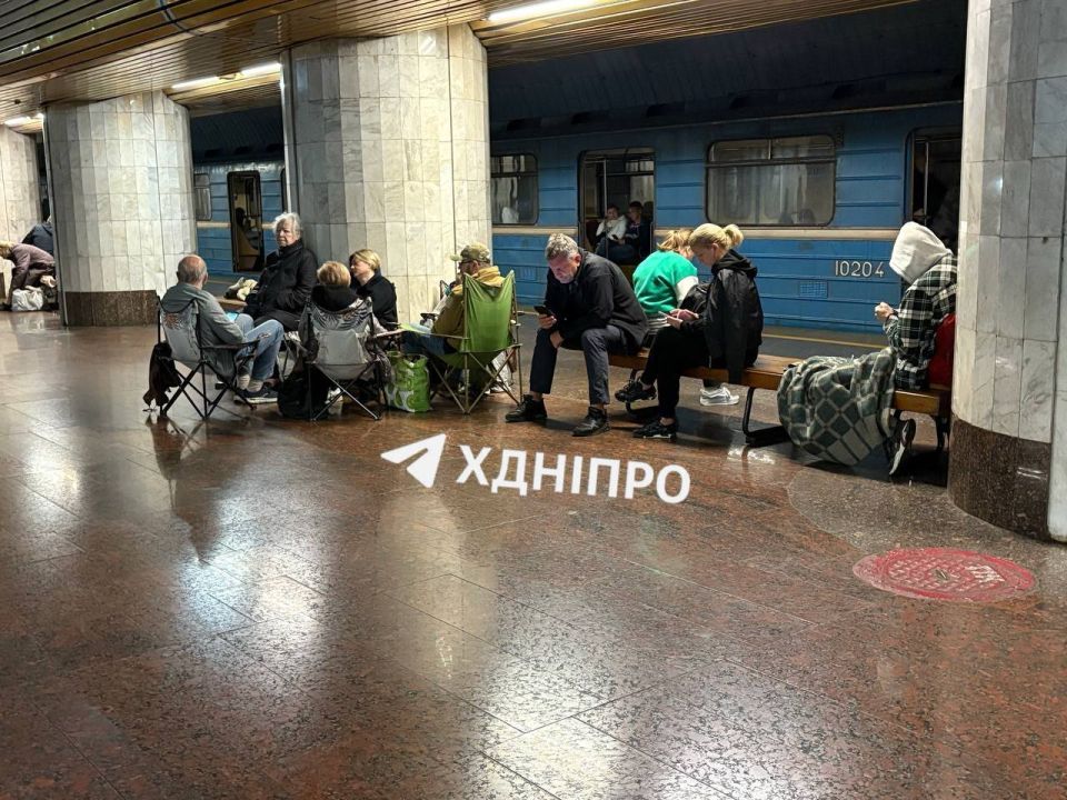 В Днепропетровске местные жители расставили палатки в метро для ночёвки В Днепропетровске местные жители расставили палатки в метро для ночёвки
