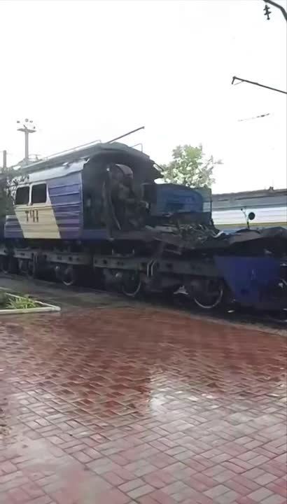 Последствия прилёта бпла-камикадзе неизвестной модели по локомотиву на станции Ароматной в районе н.п Павлоград, Днепропетровская область