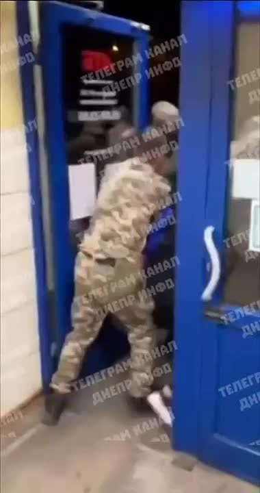 Сразу шестеро тцкшников схватили добычу в магазине в Днепропетровске