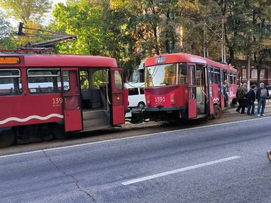 В Днепропетровске трамвай сошел с рельсов на проспекте им. Петровского