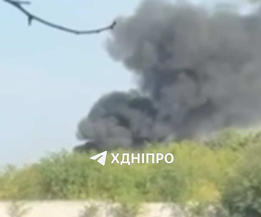 Мощный взрыв в Днепропетровске, в небо поднимается черный дым