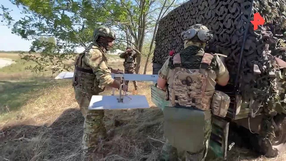 Военнослужащие подразделения БПЛА группировки войск "Днепр" уничтожили пункт управления дронов ВСУ в Херсонской области