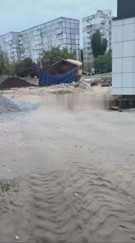 На Левобережном - 3 под землю ушёл грузовик, загруженный землей