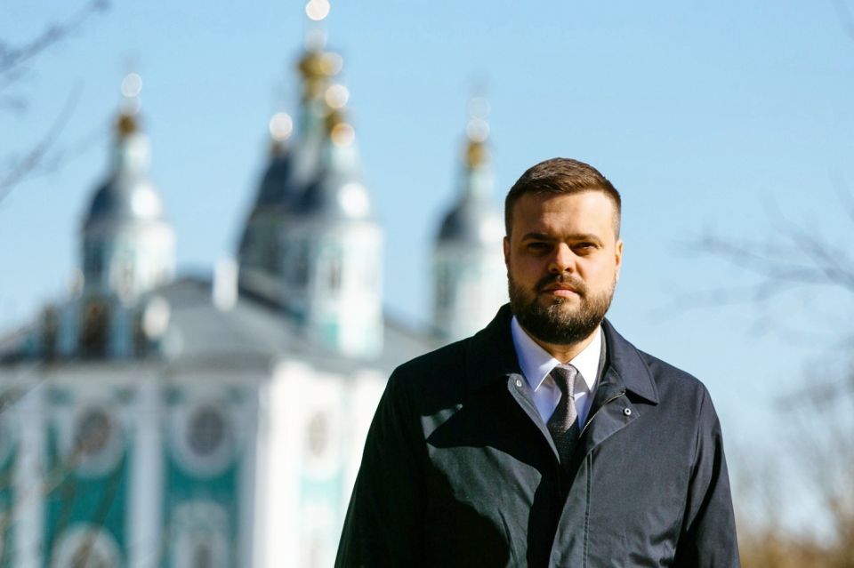 Артём Туров: Дорогие смоляне, земляки!. От всего сердца хочу поздравить нас с двумя великими датами, которые сливаются в один большой, волнующий праздник! Наш любимый, древний и прекрасный город-герой Смоленск отмечает 1162...