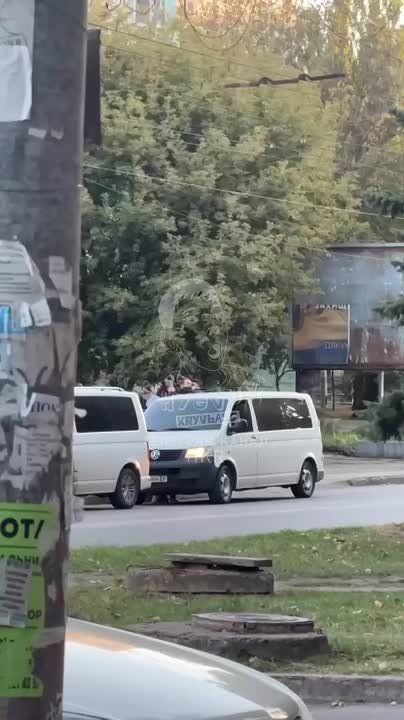 В Кривом Роге люди в штатском силой затолкали мужчину в бус, он сопротивлялся и кричал