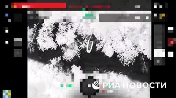 Расчет беспилотников 18-й общевойсковой армии группировки войск "Днепр" уничтожил десантную лодку украинской ДРГ, сорвав ее попытку форсировать Днепр, сообщил РИА Новости офицер 18-й армии с позывным "Север"