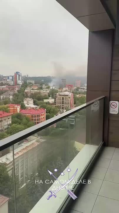 Видео места одного из прилётов, на крыше полыхает огонь