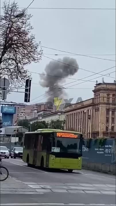 Кадры удара "Герани" по уже горящему объекту в центре Днепропетровска — с нескольких ракурсов
