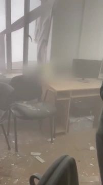 В украинских соцсетях расходится видео последствий сегодняшнего удара по зданию кол-центра мошенников в Днепропетровске