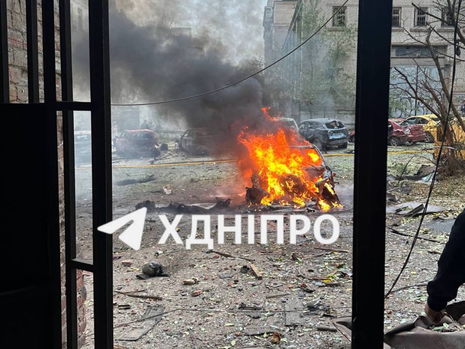 Последствия прилетов или падения сбитых дронов в центре Днепропетровска Последствия прилетов или падения сбитых дронов в центре Днепропетровска