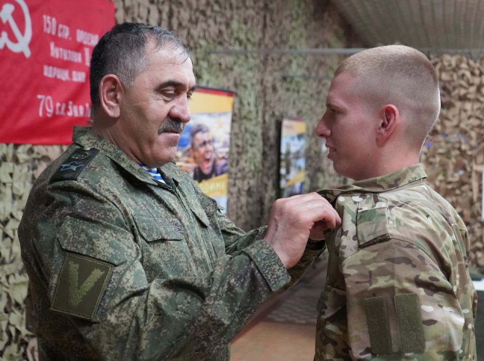 Когда переполняют эмоции… Награждение генералом армии Юнус-Беком Евкуровым 18-летних десантников Ильи Брылина и Анатолия Раевского 2 августа 2025 года!