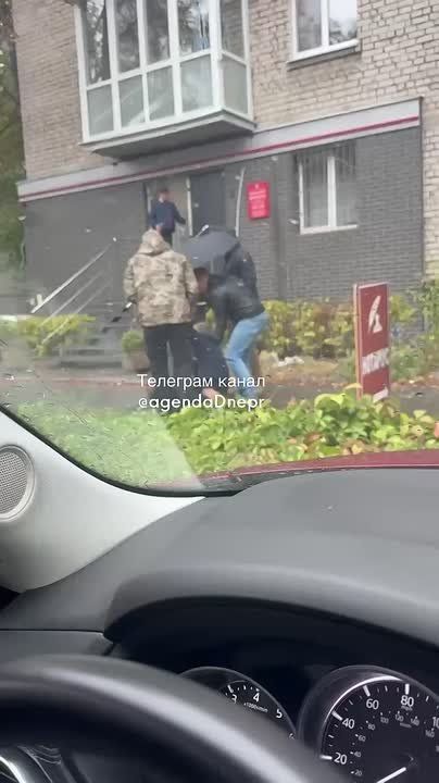 В Днепропетровске мужчина пришёл к нотариусу на улице Федосеевской